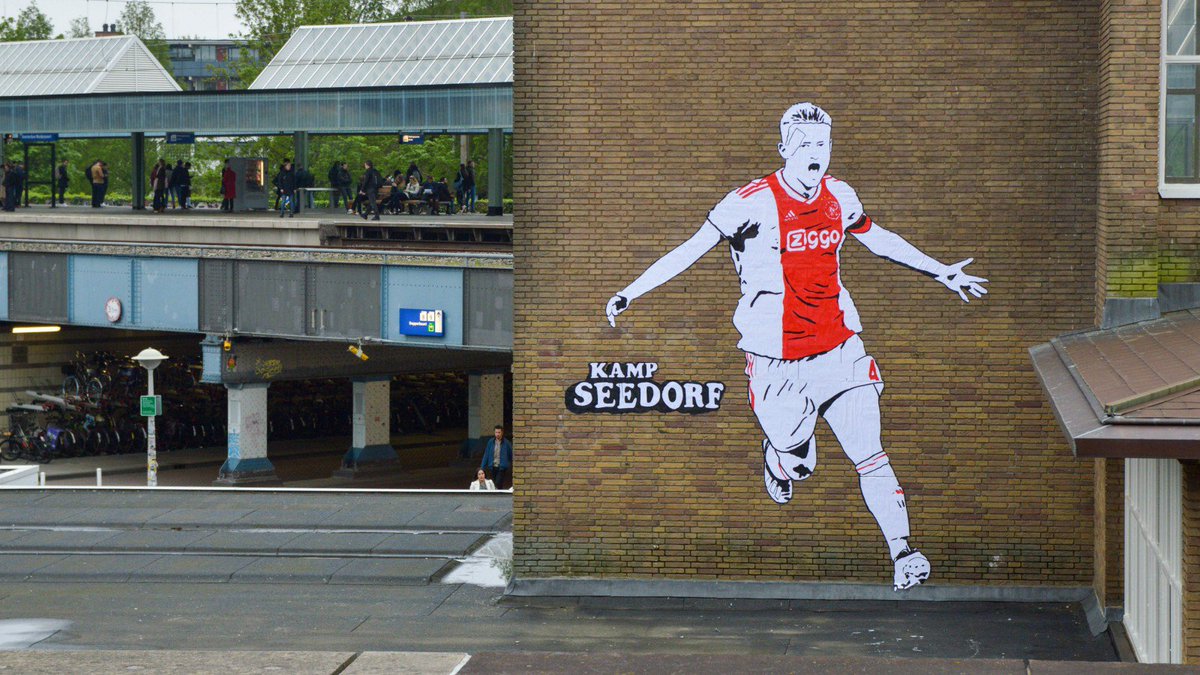 AT5's tweet photo. Juichende Matthijs de Ligt op perron 2 van Muiderpoort https://t.co/LzhpdC6gXe https://t.co/aL4URzzYbS