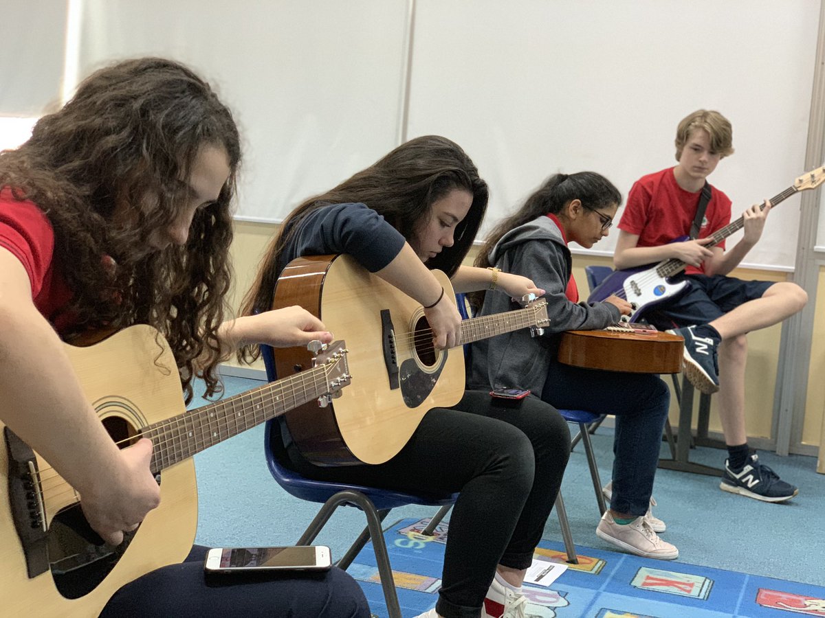 MrStew8's tweet photo. #OICSnewsletter 
#MusicClass
Learning to tune the guitar using phone app as a tool https://t.co/X6OM9id6sL