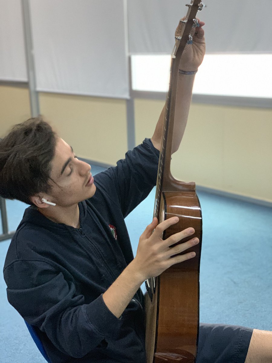 MrStew8's tweet photo. #OICSnewsletter 
#MusicClass
Learning to tune the guitar using phone app as a tool https://t.co/X6OM9id6sL