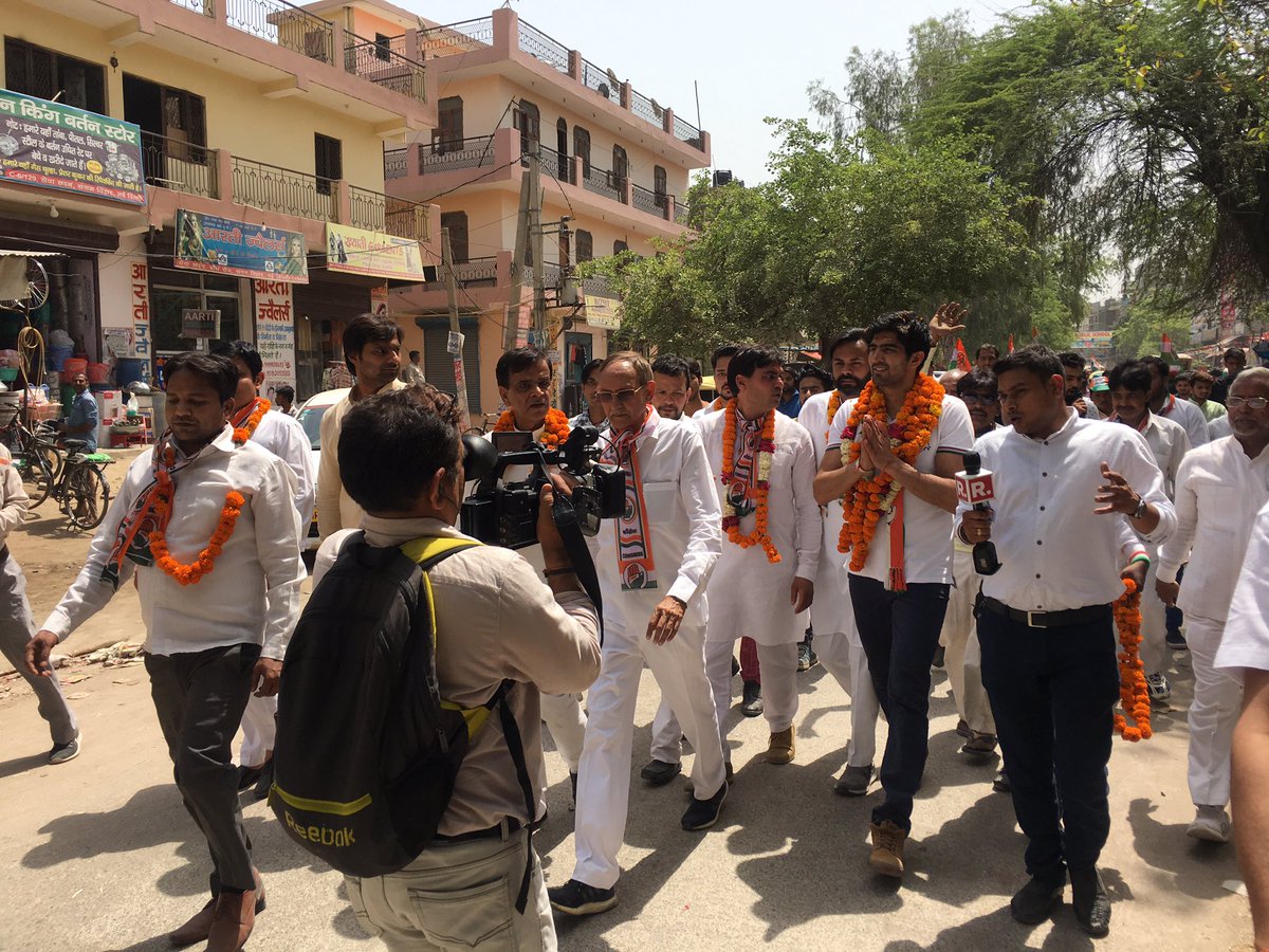 AIPC_SouthDelhi's tweet photo. Man on a mission - Congress's SD candidate @boxervijender, His simplicity and grass root appeal is being liked by locals of Sangam Vihar, Deoli and Tigri. Thank u @RahulGandhi for nominating such a strong &amp; decent candidate for us. AIPC SD1 is happy 2 b part of the campaign trail https://t.co/zVgMQQ05Mm