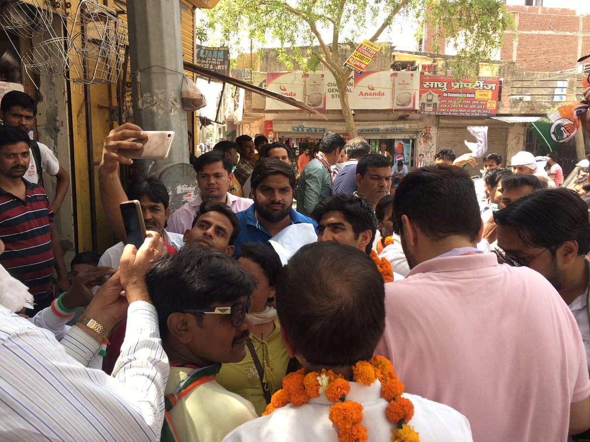 AIPC_SouthDelhi's tweet photo. Man on a mission - Congress's SD candidate @boxervijender, His simplicity and grass root appeal is being liked by locals of Sangam Vihar, Deoli and Tigri. Thank u @RahulGandhi for nominating such a strong &amp; decent candidate for us. AIPC SD1 is happy 2 b part of the campaign trail https://t.co/zVgMQQ05Mm