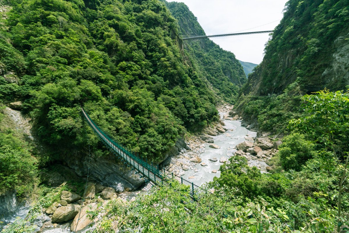 Der Taroko Nationalpark liegt im Osten von Taiwan. Von der Stadt Hualien haben wir diesen Nationalpark besucht.

Mitten durch die hohen Berge frisst sich ein kleiner Fluss und hinterlässt eine schmale, tiefe Schlucht. Wir waren echt beeindruckt 🤩