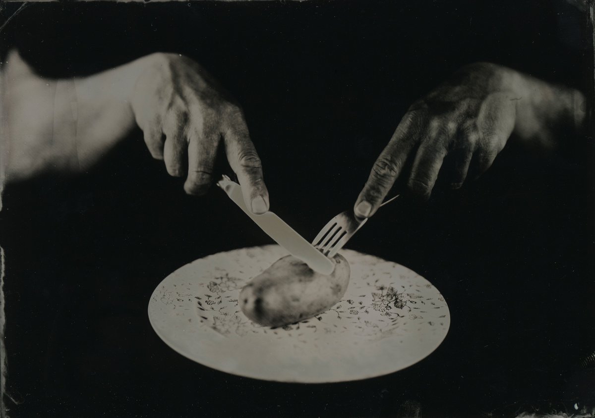 GwenPics's tweet photo. À TABLE
#collodionhumide #wetplatephotography #ambrotype #tintype #wetplatecollodion #largeformatphotography #studiophotography #300mm #13x18 #zeiss #zeisslens #eat #stilllifephotography #hands #handmade #monochrome #plates #vintage #bnwphotography #analogphotography #woodcamera https://t.co/Gor8exKMK0