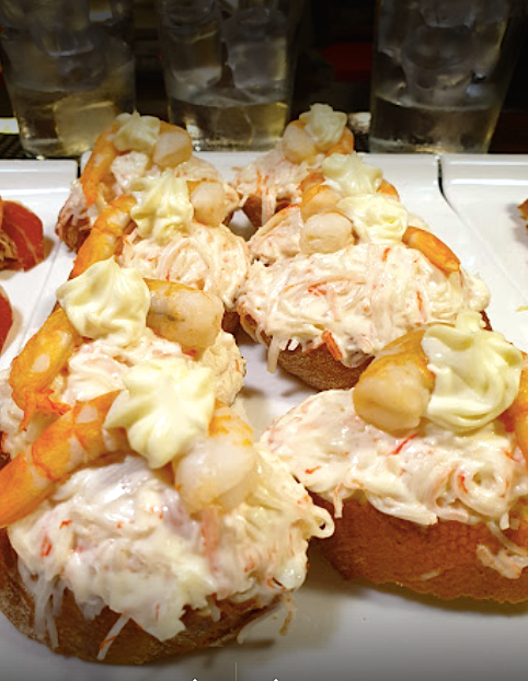 ¡A ver quien es capaz de resistirse!

#lacepa #pintxos #raciones #donostia #partevieja #sansebastian #pintxoak #fingerfood #foodies #aldezaharra #cocinaenminiatura #yummyfood