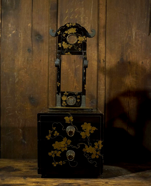 SouvenirJacket's tweet photo. ANTIQUE JAPANESE MAIKO GEISHA MAKIE LACQUER TABLE MIRROR STAND VANITY BOX MAKE UP CABINET
Shop your own Antique Table via https://t.co/D13SZ6tfDT
.
#Antique #Table #Mirrorstand #Geisha #Maiko https://t.co/TUePxvb7Le