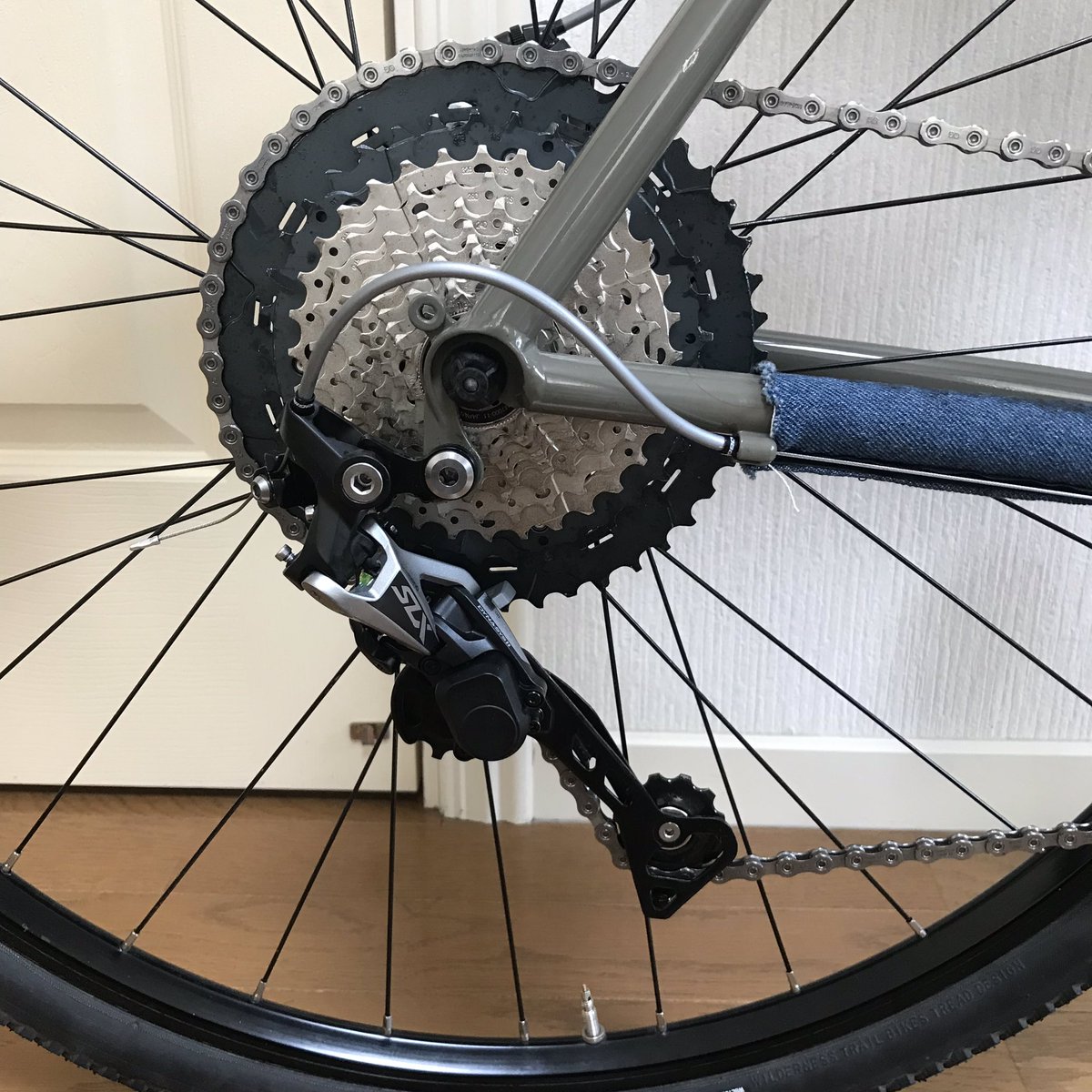 りん 今回のパーツ構成 シフトレバーはマイクロシフトのバーコンを使ってます ディレイラーとスプロケットはslxを使ってます ブレーキレバーは変えるのが面倒なのでstiレバーのまま使ってます