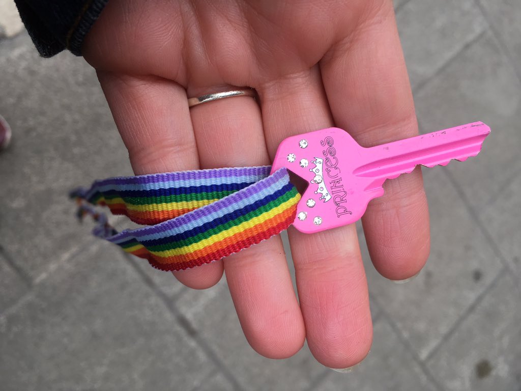 Found these keys outside the memorial gardens on leeman road this morning @MillthorpeNews