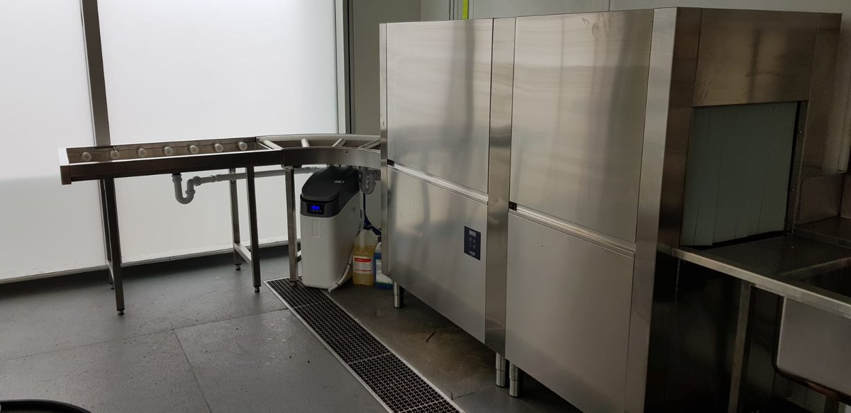 Some fantastic images sent through this morning of a #Maidaid Evolution R3030C supplied with separate pre-wash &amp; curved exit roller tabling. 
Supplied by Millers Catering &amp; #installed by Stuart Blair of <a href="/Caterservltd/">CaterServ Ltd</a> into an exclusive site in #London.
Great work! 👍
#warewashing