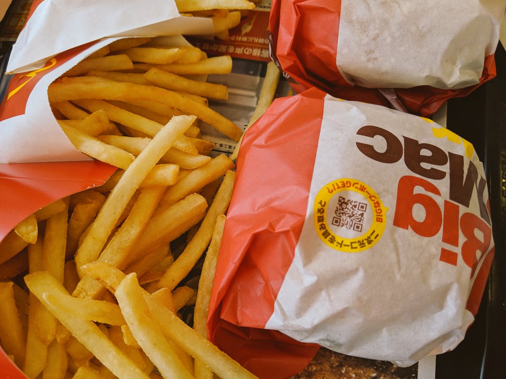 suzuka0905's tweet photo. 今日は平成最後のマック🍔一昨日も来たけど😂笑
写真は一昨日のママ友と行ったときのです💕
ビッグマックジュニア美味しかった✨
#McDonalds #ハッピーセット #bigmacjr https://t.co/kF7suvxLkV
