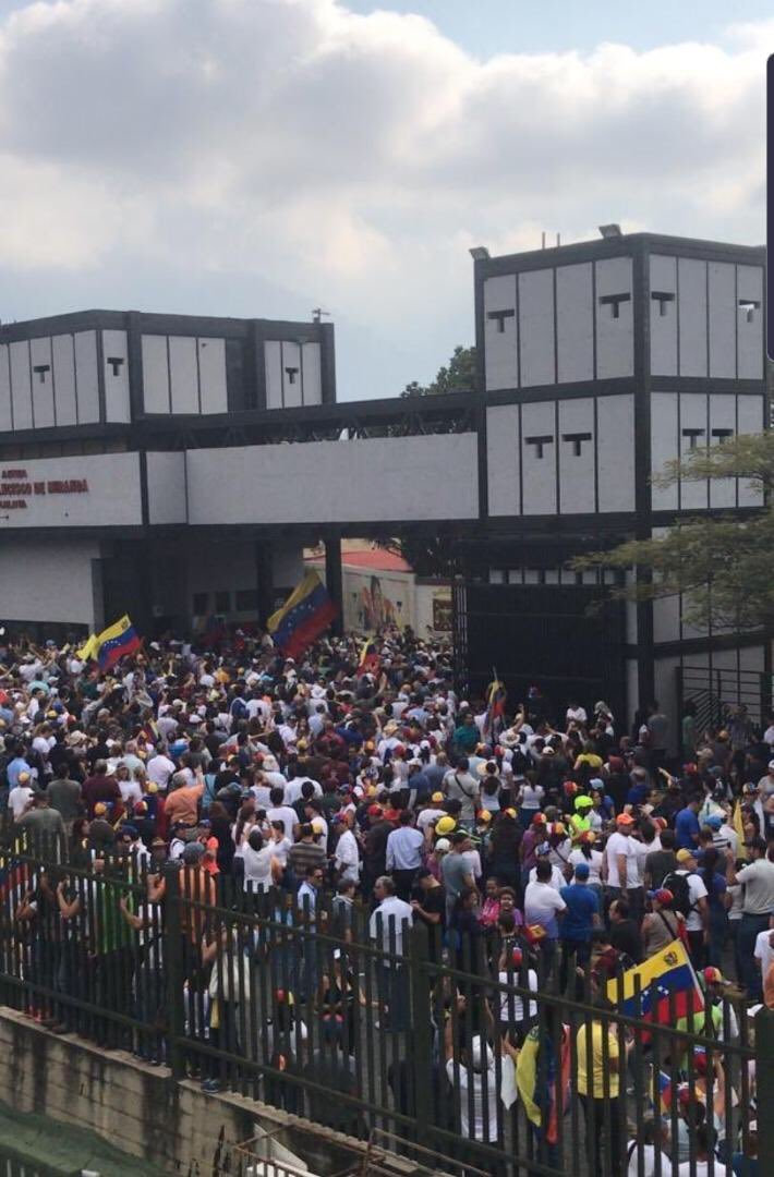 dsmolansky's tweet photo. Los venezolanos en Caracas se están plegando al llamado del Presidente @jguaido y se han abarrotado en La Carlota. Todos los venezolanos en nuestro país y el mundo a las calles. El 1 de mayo es HOY. https://t.co/gHv3HEgFFB