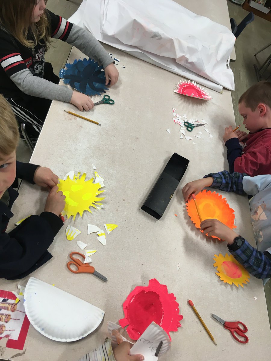 MissScottArt's tweet photo. Paper Plate Painting Party has been successful! Now, #2030Artists are busy assembling 3D paper flower sculptures as decor for their music program #MiltonInnovation #SDMtheArts https://t.co/a5p6eFUCuU