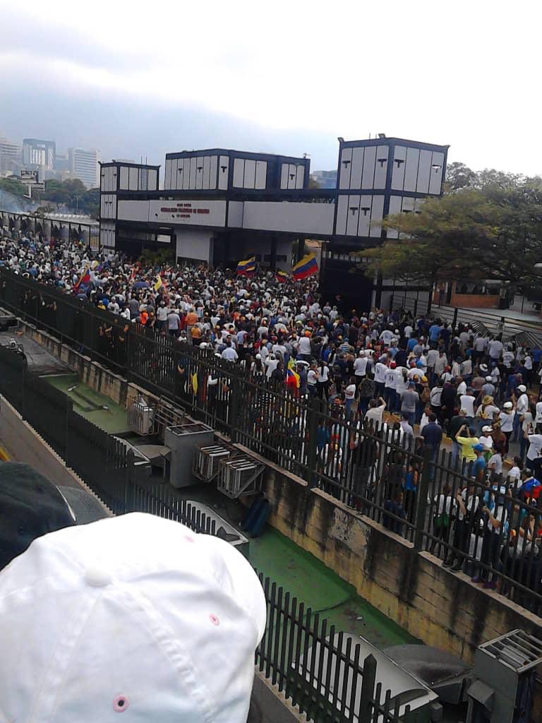 liliantintori's tweet photo. ¡Vamos Venezuela! Todos a la calle a conquistar la LIBERTAD 🇻🇪 tenemos que lograr el cese definitivo de la usurpación. ¡Toda Caracas a La Carlota! #OperaciónLibertad #30Abr https://t.co/ak3YTGaNiQ