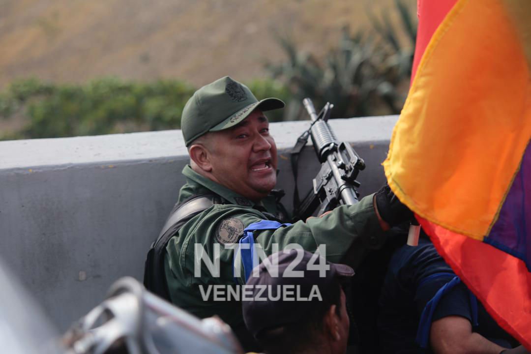 NTN24ve's tweet photo. [#AHORA] Se produjo un intercambio de disparos en los alrededores de la Base Área La Carlota #30Abr https://t.co/eKZ5PuV29b https://t.co/9UzaHwSTcf