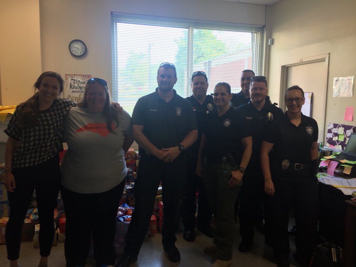 A_Boleratz's tweet photo. Thank you #orangecountystrong and #hillsboroughPD for all of the food for our @CameronParkEle1 students!!! We ❤️ our community! https://t.co/R0sdaOybYI