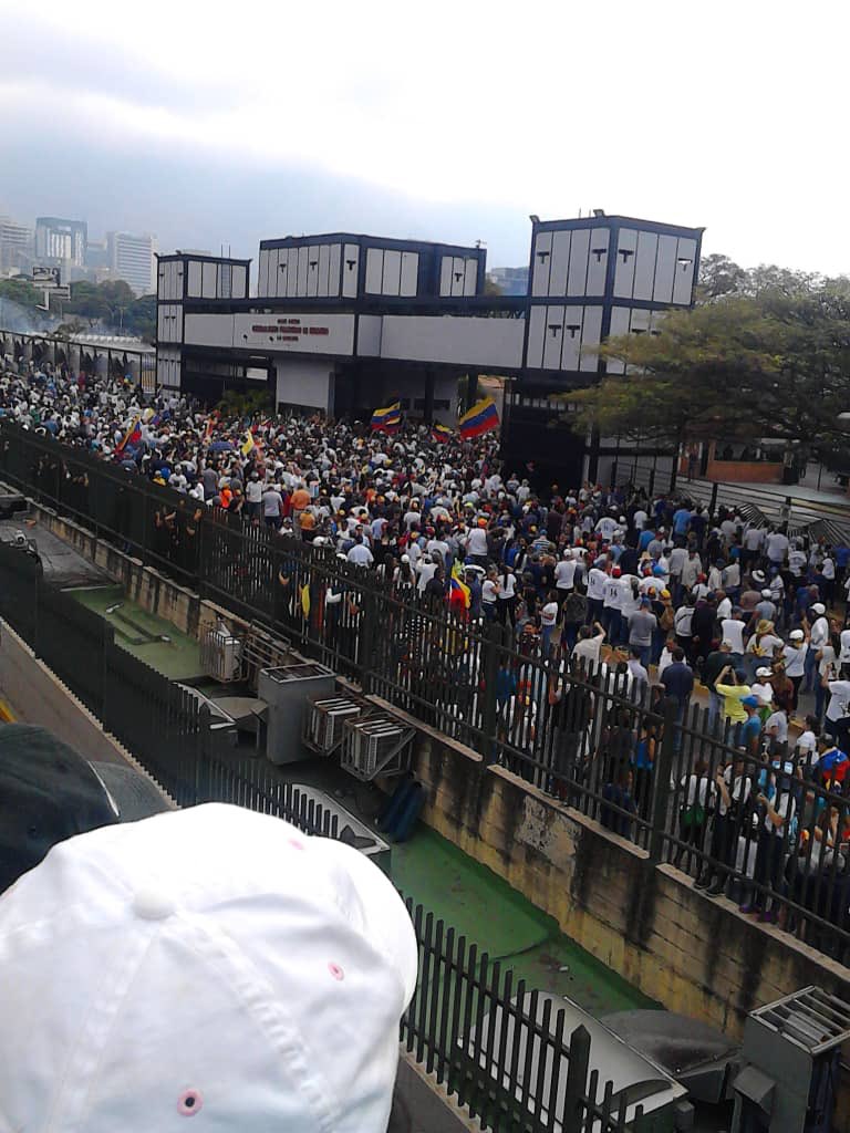 anonymousgrinds's tweet photo. VAMOS PUEBLO DE VENEZUELA, EL MOMENTO LLEGÓ. TODOS A LA CARLOTA. #30Abr #OperacionLibertad https://t.co/G9I6yxCX8P