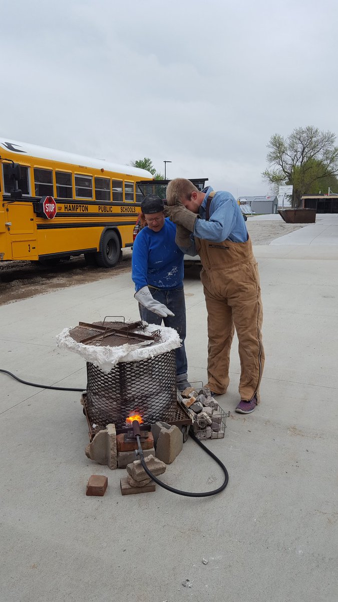 HamptonArtDept's tweet image. Artist in Residence Nancy Fairbanks is here Raku firing with 9-12 art students. Come check it out from 10:30am - 2:15pm!! #hawknationcreation #rakufire #hamptonhawks1
