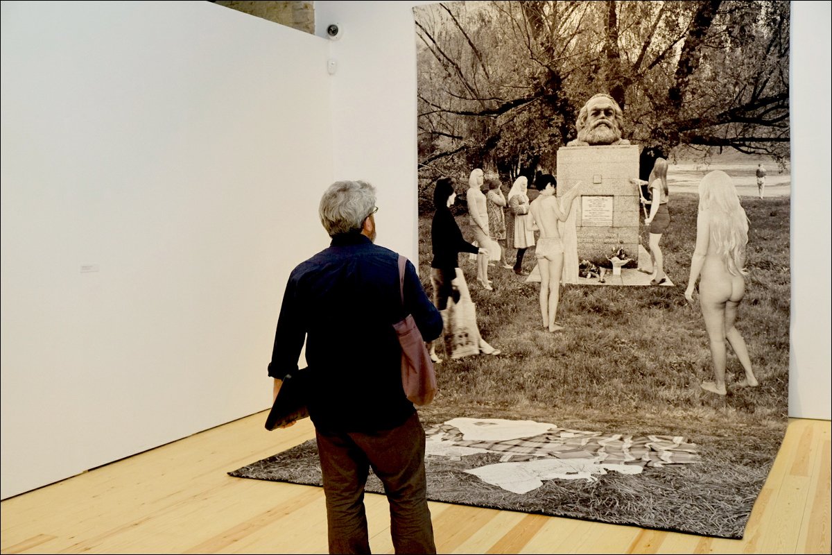 CICUS_'s tweet photo. Esta mañana hemos presentado en #CICUS @unisevilla la #exposición 'Encuentros' que propone un acercamiento a la vida y obra de Miroslav Tichý, una de las figuras más singualres del arte europeo de la 2ª mitad del siglo XX. https://t.co/xouUPZi3YF