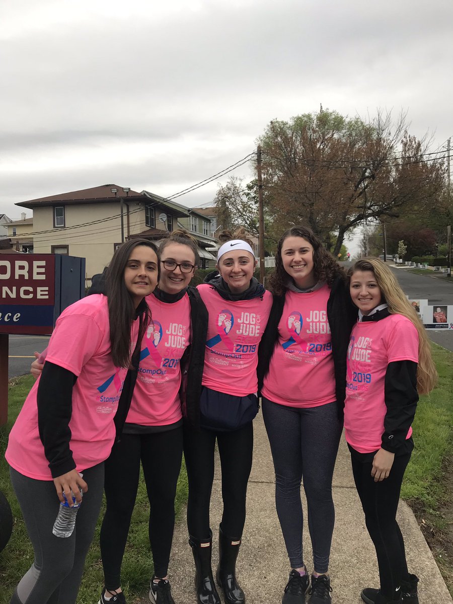 MarywoodWBB's tweet photo. This past weekend was a weekend of service for our team! Saturday we helped put on campus for Athlete for A Day &amp; on Sunday we volunteered at Jog for Jude! #GiveBackAlways https://t.co/er37cV6GiO