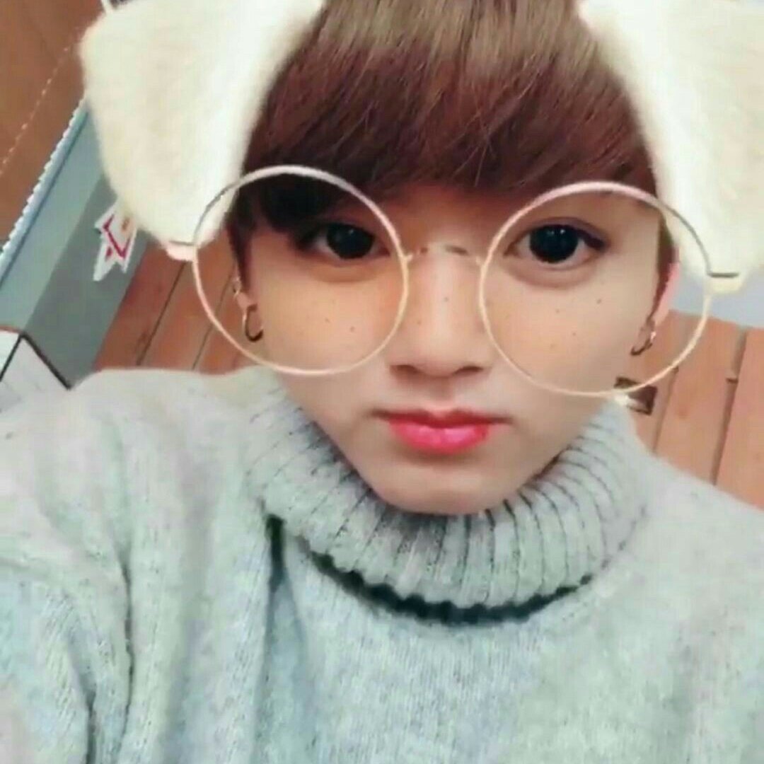 MarryMeYunkii's tweet photo. Bence bighit bizi iyicene cildirtmak istiyor. 
Ankara desin jkook tüm türk ARMYLER kalp krizi geçirsin. Diye hesapladı kesin. Yine bir teori var bu işte. 

#BBMAsTopSocial  BTS @BTS_twt https://t.co/mYYWkQiJDZ