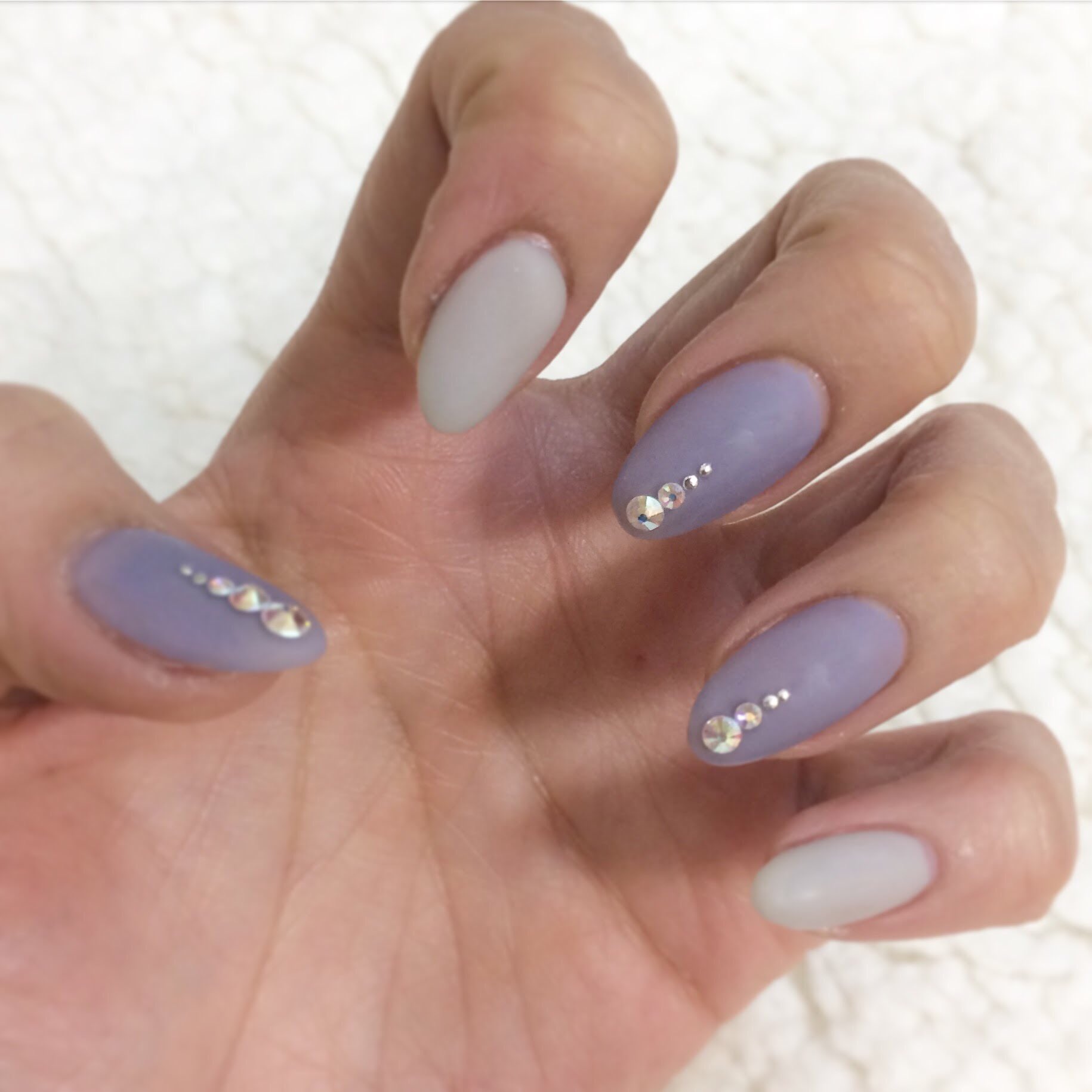 ネイリストセラピストこば プレシャスネイルズリラックス 平成最後に自分の代表作を貼る パープル ミディアムグレーの マットコート に スワロフスキーストーン の シンプルネイル セルフネイル セルフィー ジェルネイル ネイルアート