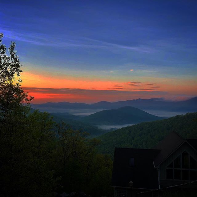 BarefootWayne's tweet photo. Sunrise, Black Mountain, North Carolina
.
.
.
.
.
#northcarolina #blackmountain #sunset #sunrise #sun #pretty #beautiful #red #orange #pink #sky #sky #cloud #nature #clouds #horizon #photooftheday #instagood #gorgeous #warm #view #night #morning #silhoue… https://t.co/LAG21GP8QK https://t.co/0My5oJNdwb