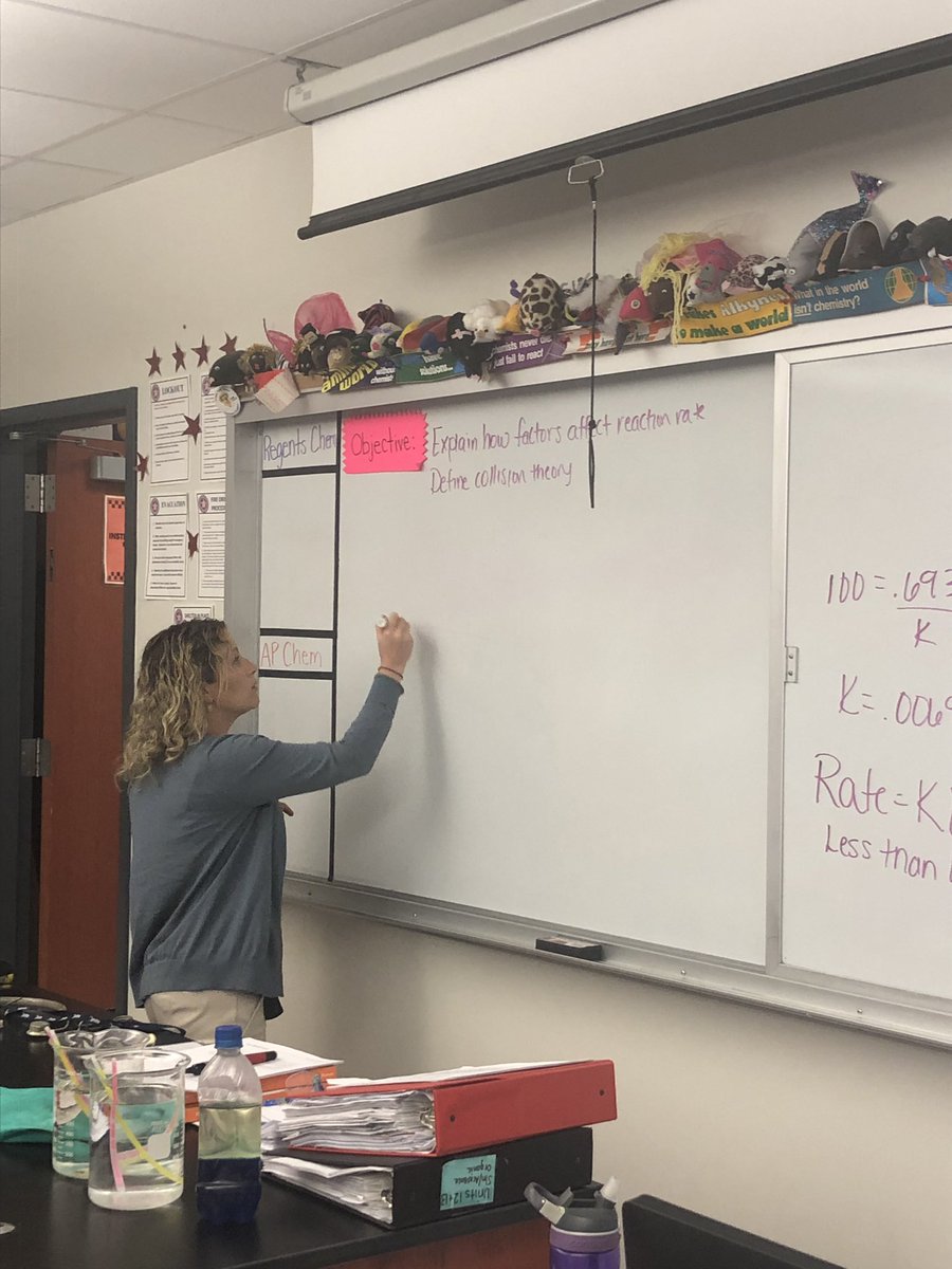 APMrMoran's tweet photo. I also love how @KristinaTomei writes the objective on the front board for class. Marzano says it’s one the if simplest ways to increase comprehension. So easy! #engagedclassrooms https://t.co/FcvHzm7CuG