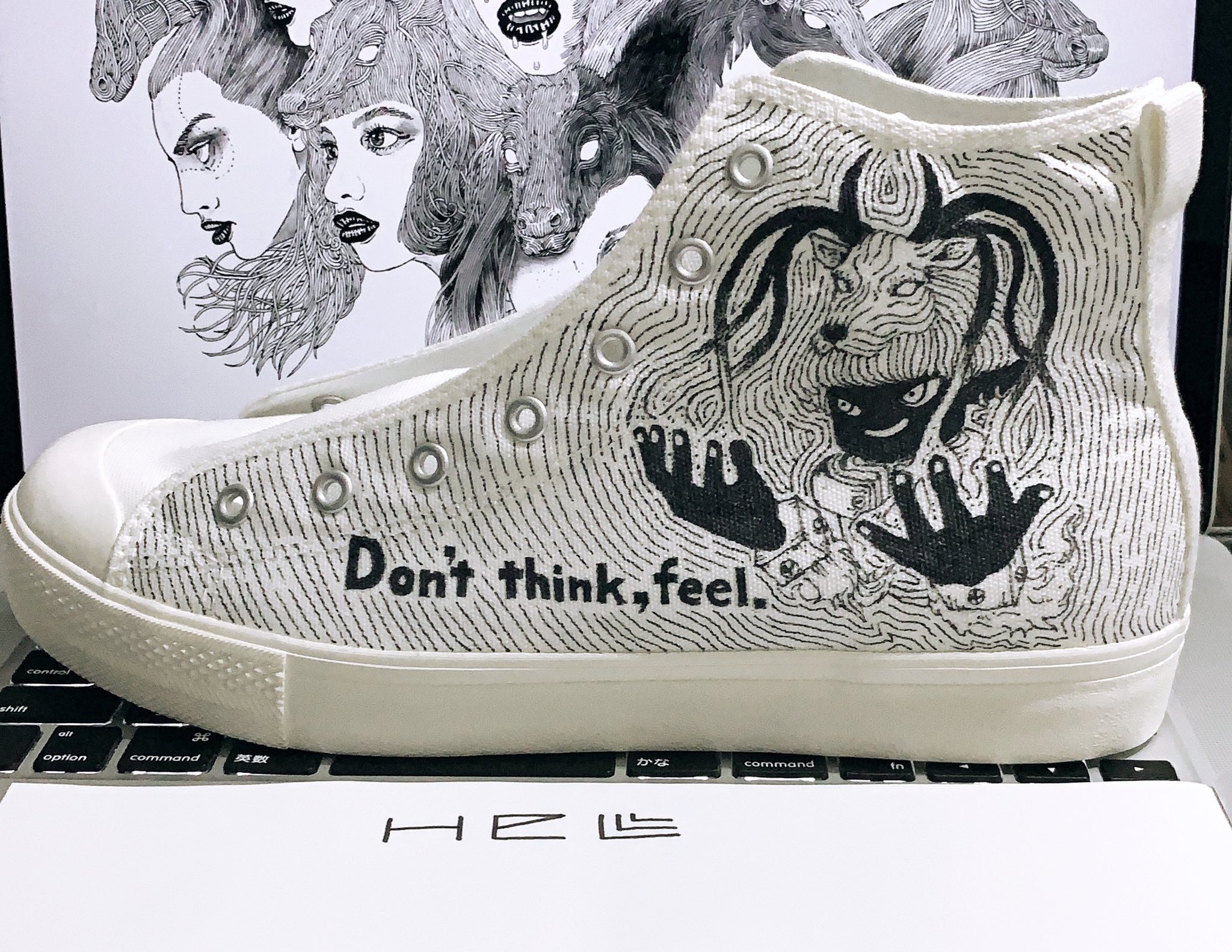 Helll ヘル 白いスニーカーに オリキャラの惡魔クンを描いた Don T Think Feel 考えるな 感じろ オリキャラ 手書き スニーカー Illustration イラスト ペン画 鹿展 T Co Nybm2zfoyj Twitter