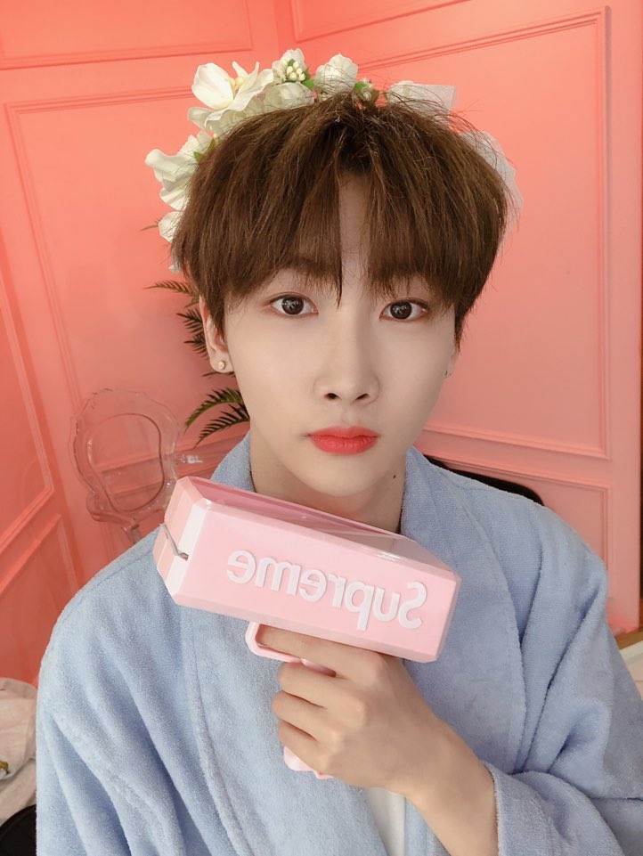 by_verivery's tweet photo. [#호영]
빵야빵야 ❤️
Bathroom 2
#베리베리 #VERIVERY #베러 #VERRER #호영배 #내심장을뱅 #오늘은 #베스룸사진대방출 #2 https://t.co/IS4HmHxGHg