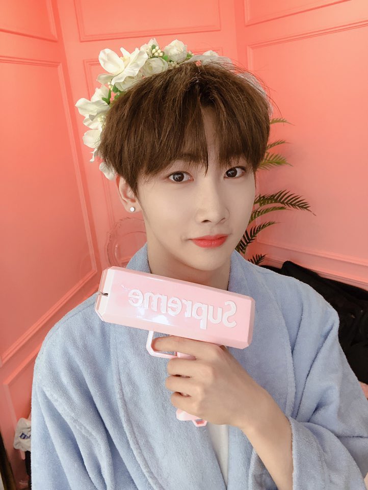 by_verivery's tweet photo. [#호영]
빵야빵야 ❤️
Bathroom 2
#베리베리 #VERIVERY #베러 #VERRER #호영배 #내심장을뱅 #오늘은 #베스룸사진대방출 #2 https://t.co/IS4HmHxGHg