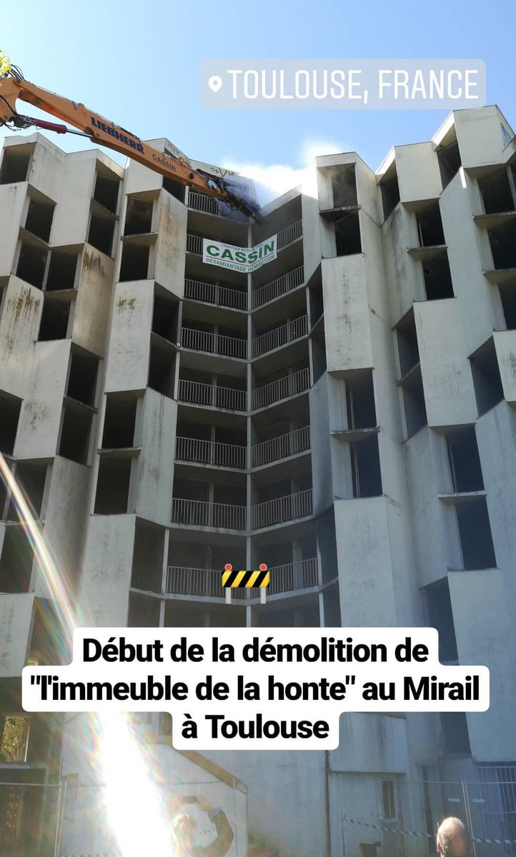 bryanfaham's tweet photo. Très attendue par les habitants du quartier, la #démolition de "l'immeuble de la honte" au #Mirail à #Toulouse a commencé https://t.co/TwWNXnbNX8