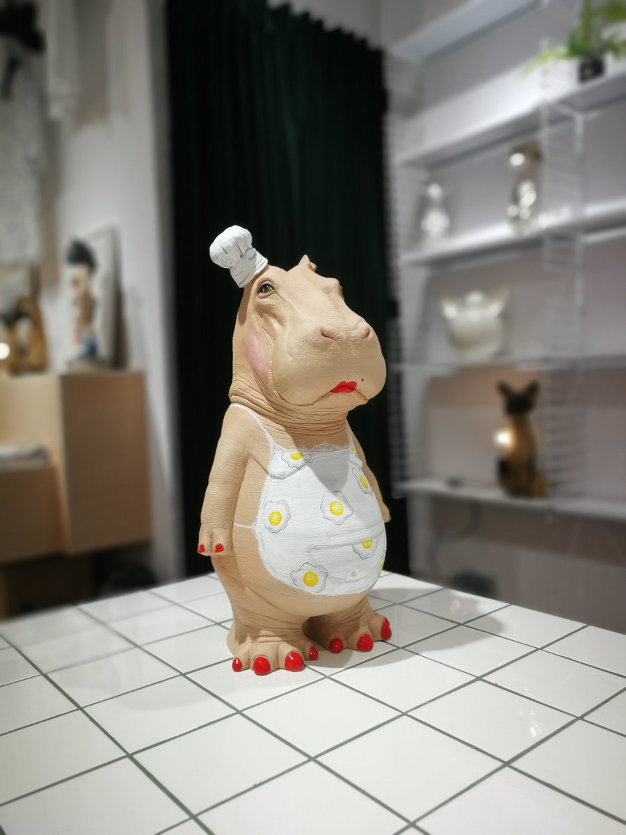 Hipólito is adorable and does everything possible to make you smail  #ornamante #hipolito #hippo #hipopotamo #ceramica #ceramic #art #arte #handmade #escultura #sculpture #chef #cocinera #cooking #food #friedeggs #colour #design #diseño #deco