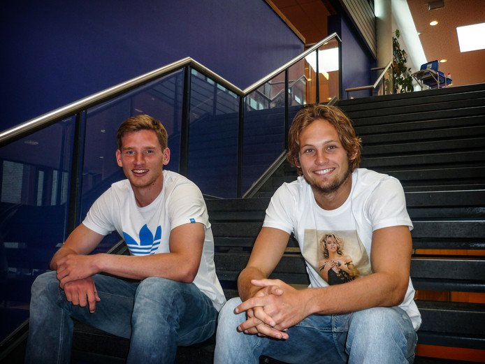 Reportage | Verslaggever <a href="/Kok_Nik/">Nik Kok</a> ging op bezoek bij Open Scholen-gemeenschap Bijlmer. Daar zijn ze trots op oud-leerlingen Jan Vertonghen, Daley Blind en Toby Alderweireld. 'Ik vind dat deze drie jongens écht wat te melden hebben' 
(Premium)
ad.nl/article/~a5405…