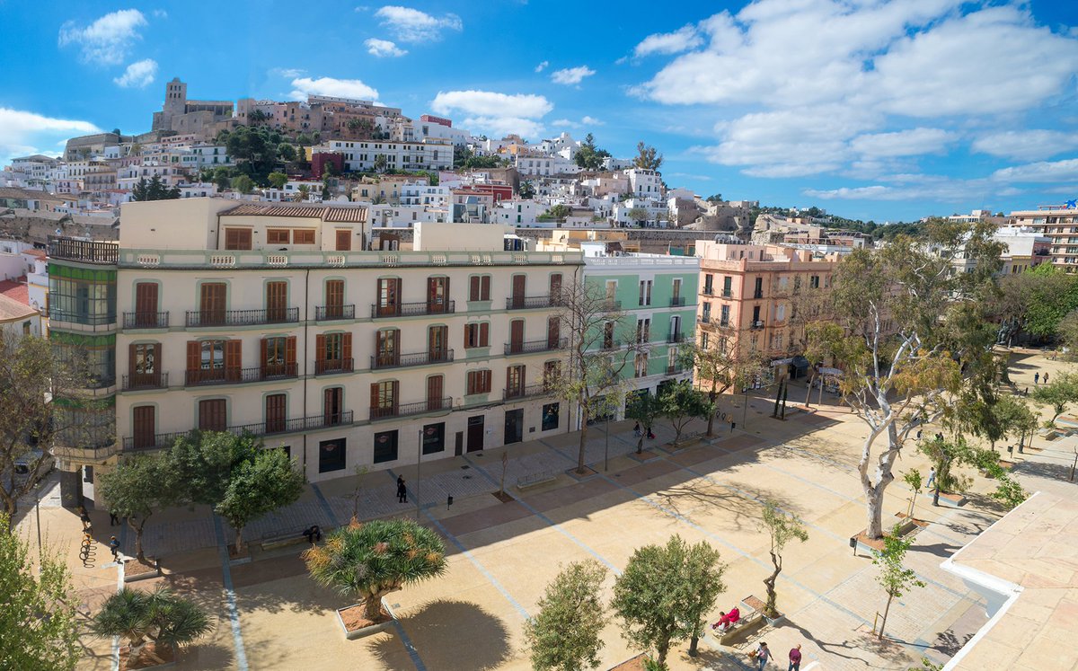 MapeiSpain's tweet photo. 🔵 Referencia de #Obra remodelación de Vara de Rey en #Ibiza. La presencia de #Mapei en esta obra es muy visible gracias a la elección del sistema #COLORPAVING #DaltVila #Pavimento #Urbanismo #Arquitectura #Hormigón #Construcción #AldayJover 👉 https://t.co/65LR9JwHcv https://t.co/QPYOrNsUOc