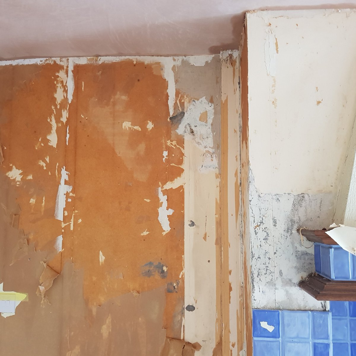 DecoratorAndy's tweet image. Three layers of paper and rubbish plaster, great!andrewpullen.co.uk #MasterDecorators