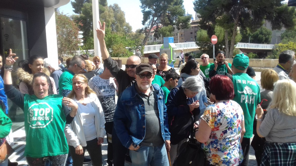 La interlocutora de <a href="/caixabank/">CaixaBank</a> se compromete a suspender el desahucio de la vivienda de #BuildingCenter junto al <a href="/ajuntamentelx/">Ayuntamiento de Elche - Ajuntament d'Elx</a> Abandonamos la oficina al grito de SÍ SE PUEDE #MariaSeQueda