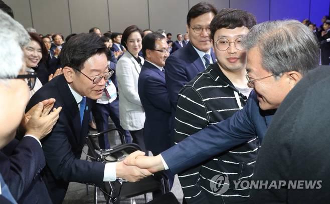 <경기도 삼성 화성캠퍼스 ‘시스템반도체 산업 비전 선포식‘에 참석하였습니다.>

반도체 산업의 경쟁력을 키워나가는 것은 현재와 미래의 먹거리를 위한 중요한 투자입니다. 문재인 대통령님이 각별하게 관심을 갖는 것도 이 때문입니다.

경기도는 반도체 산업의 성공을 위해 역할을 다하겠습니다.