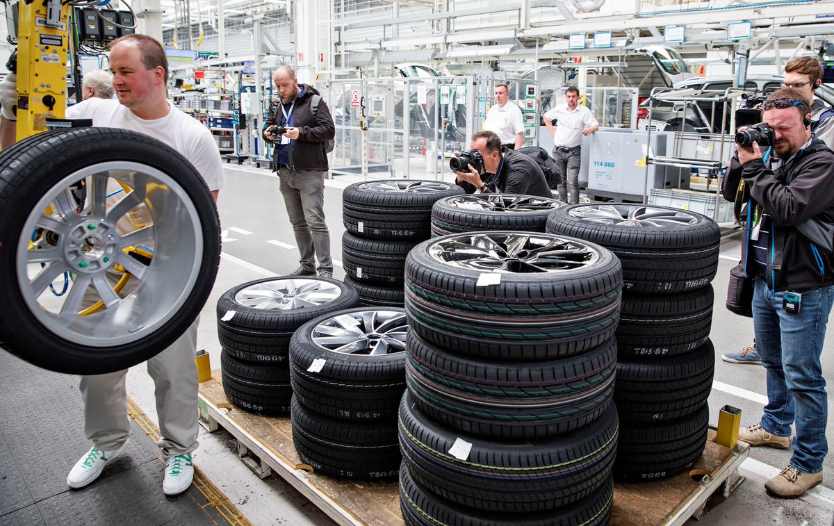 MarSpittova's tweet image. Around 20 journalists visited #SKODA plant in #Kvasiny last week to see the official launch of  #dProduction – digitalisation of all processes which our staff are involved in. The company has invested &amp;gt;1,200,000 EUR in the project as part of the optimization.
@skodaautonews