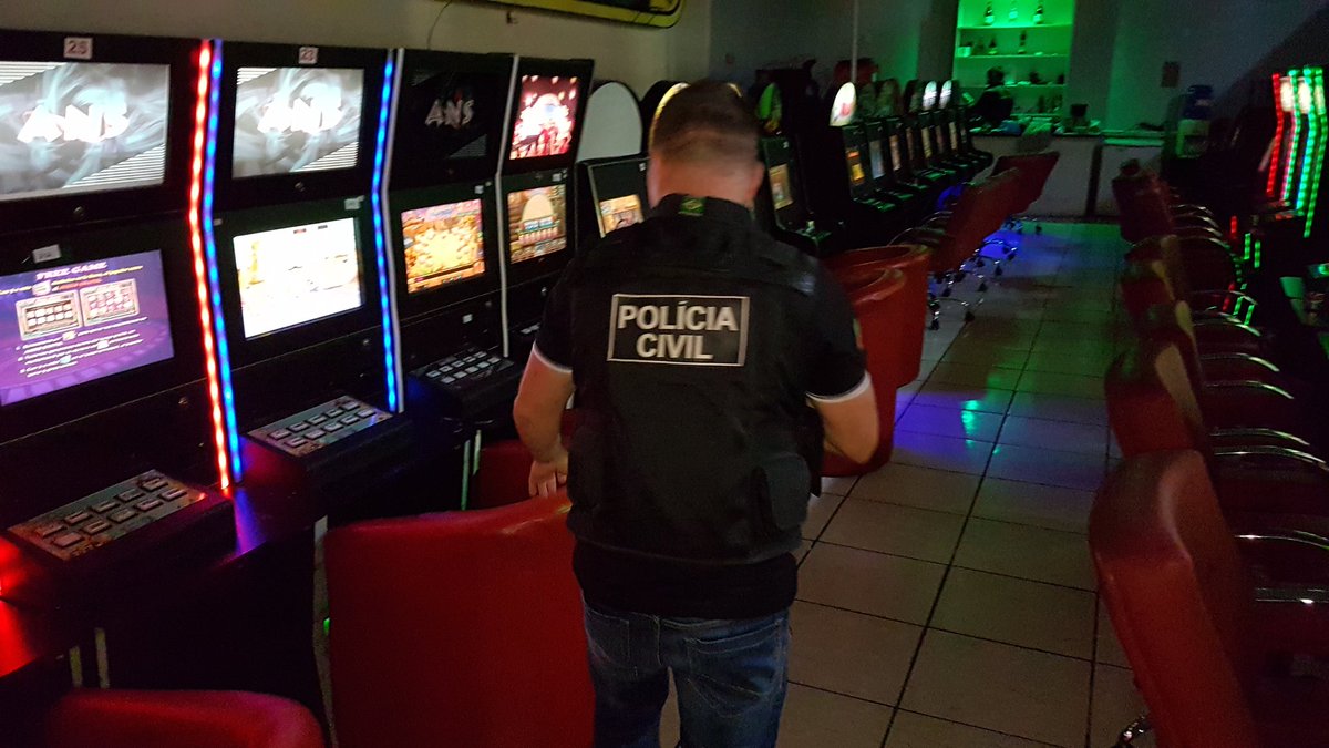 policiacivilrs's tweet photo. #OpNero é deflagrada com o objetivo de combater organização criminosa voltada para o crime de lavagem de dinheiro. Estão sendo cumpridos 23 mandados de busca, além da constrição de aproximadamente R$ 11.103.666,00 em imóveis e veículos sequestrados. #DRLD_GIE #3DP_POA #DHPP https://t.co/5nXkIHAGHq
