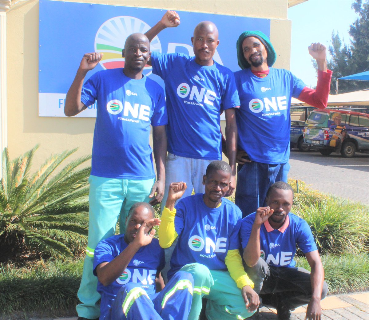 DA_Mpumalanga's tweet photo. #SitholeForPremier As we welcome new members who are ready to #StandUpForChange & #Vote2019.
People are fed by corruption,deceit & empty promises of the #FailingANC
We need change! We need a competent govt to run our country, only @Our_DA is capable. @moloisrj @bosmangrobler https://t.co/6OkeWggbvo