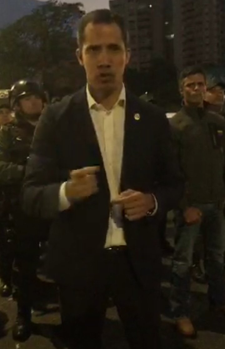 NTN24ve's tweet photo. #URGENTE @jguaido y Leopoldo López en la Base Aérea La Carlota, en Caracas. Guaidó pide a los militares sumarse al "cese de la usurpación". 
Entretanto, Guardia Nacional tomó el distribuidor Altamira. 
Este de Caracas militarizado. https://t.co/GonupqmRT8