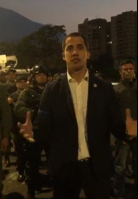 abc_es's tweet photo. 🔴 #ÚLTIMAHORA Liberan a Leopoldo López y surgen rumores de pronuciamiento militar en favor de Guaidó y la democracia https://t.co/MV3q9GpmRK https://t.co/KIIH1RswZt