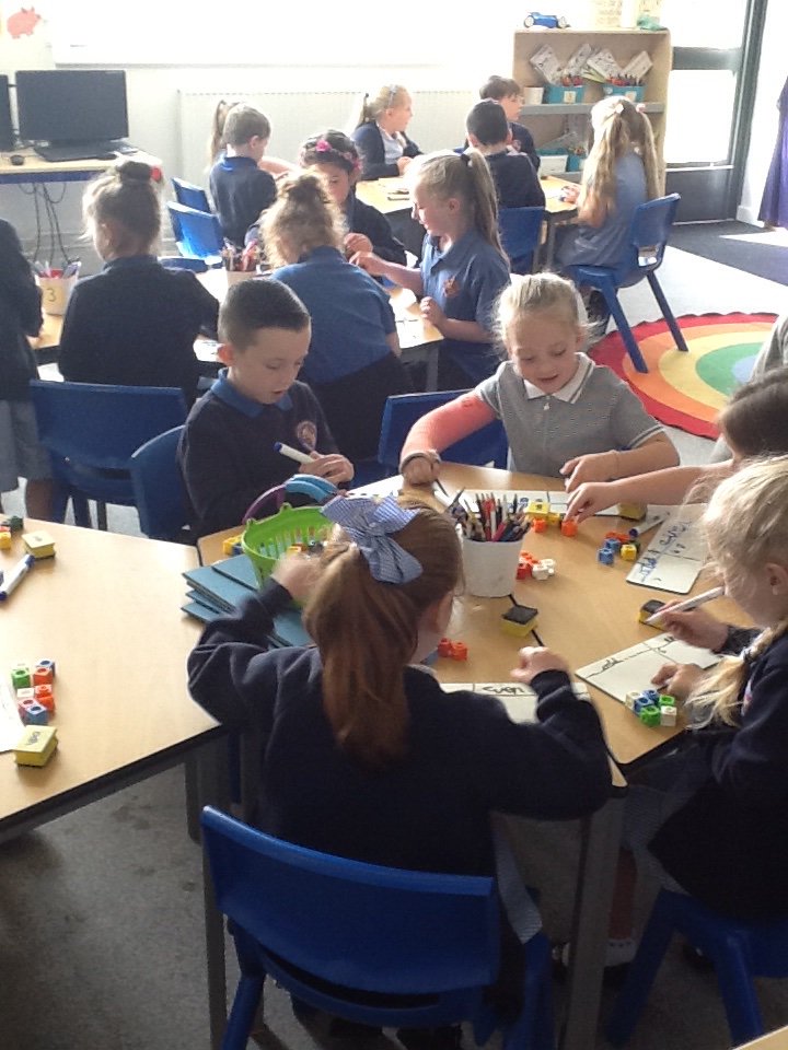 halebank_sch's tweet photo. Class 2 have been exploring odd and even numbers this morning. We had lots of fun! #oddandevennumbers #maths https://t.co/aNK0lmbACM