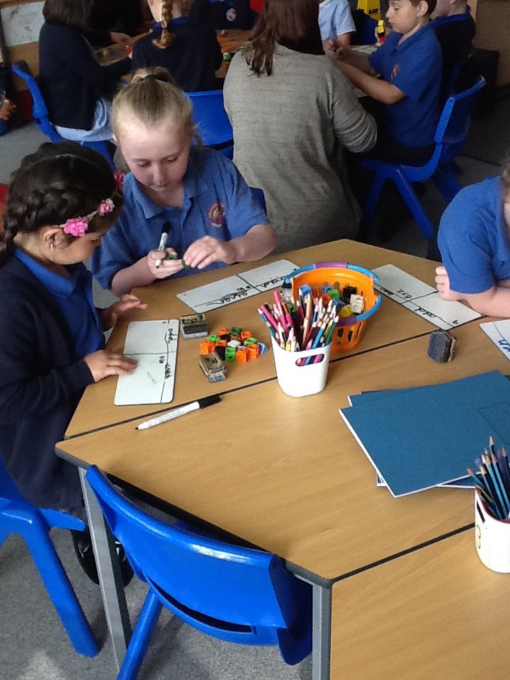 halebank_sch's tweet photo. Class 2 have been exploring odd and even numbers this morning. We had lots of fun! #oddandevennumbers #maths https://t.co/aNK0lmbACM