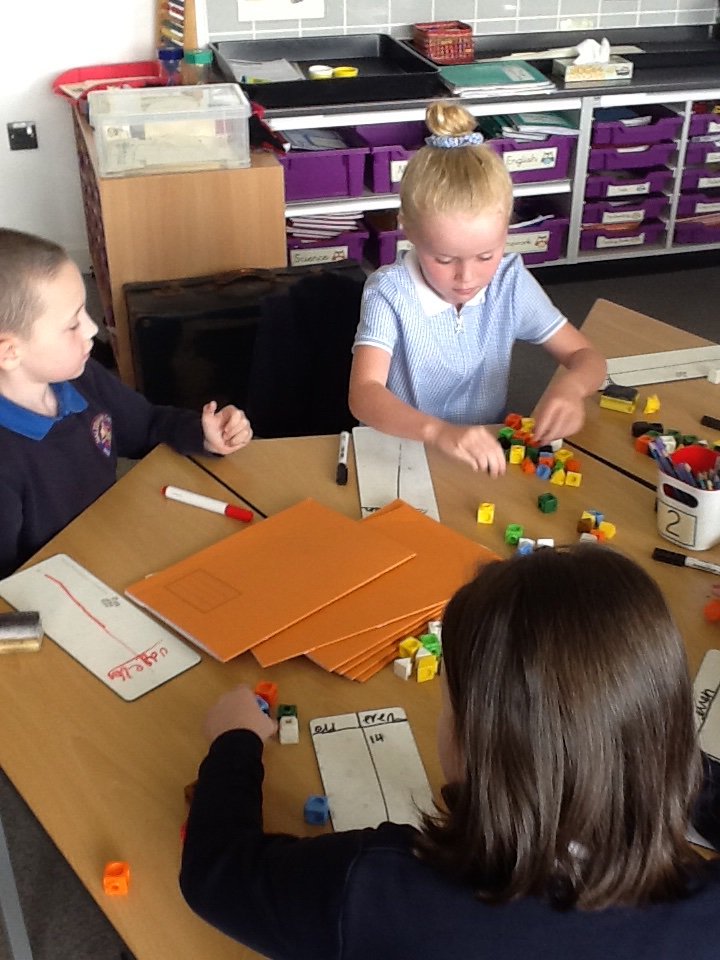 halebank_sch's tweet photo. Class 2 have been exploring odd and even numbers this morning. We had lots of fun! #oddandevennumbers #maths https://t.co/aNK0lmbACM