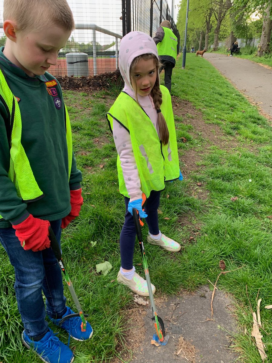 1st Nuneaton Rowallan Cubs have been hard at work with NBBC in Riversley Park! Last night the cubs did a litter pick to help the community and gain their Environmental Conservation Badge! They’re also collecting crisp packets to recycle at their HQ in Attleborough, please help!