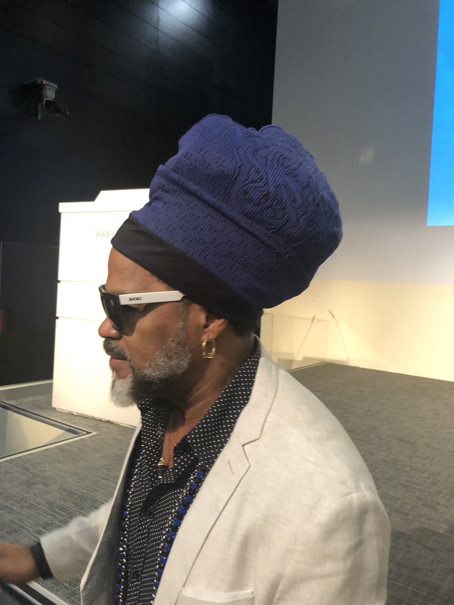 Lourdes140873's tweet photo. Estoy emocionada!, acabo de conocer y abrazar a @carlinhosbrown en DT. Es la imagen de bondad, humanidad y generosidad. Su mensaje: Estamos en esta vida para servir y ayudar.
Próxima visita su exposición de pintura en FT. #carlihnosbrown #distritotelefonica #fundaciontelefonica https://t.co/RMowEHQm4G