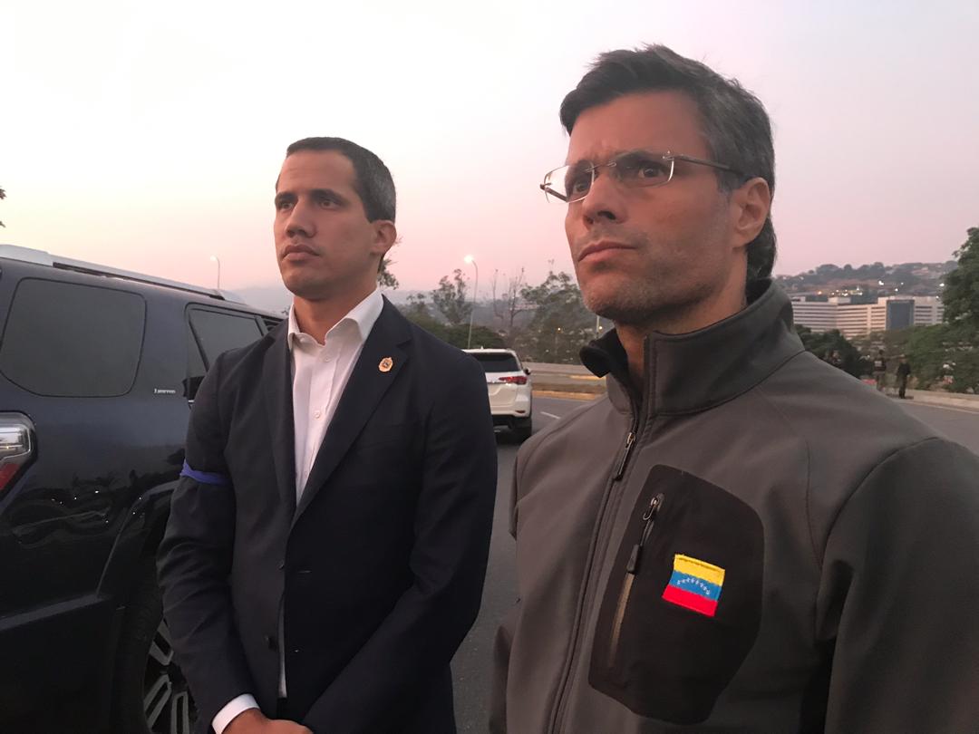 #EnDesarrollo Leopoldo López y Juan Guaidó desde la Base Aérea La Carlota, al este de Caracas, llamando a los militares a deponer a Maduro y a los ciudadanos a las calles #29Abr  bit.ly/2vtQD1O