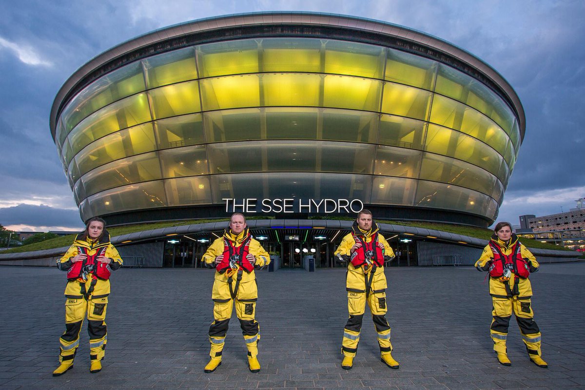 Last night the @TheSSEHydro went yellow for Mayday! Some of our volunteer crew were on hand for the switch on.
Visit bit.ly/RNLIMayday2 to find out how you can help raise money to fund vital kit that protects our volunteer crew in all weathers #MaydayEveryDay