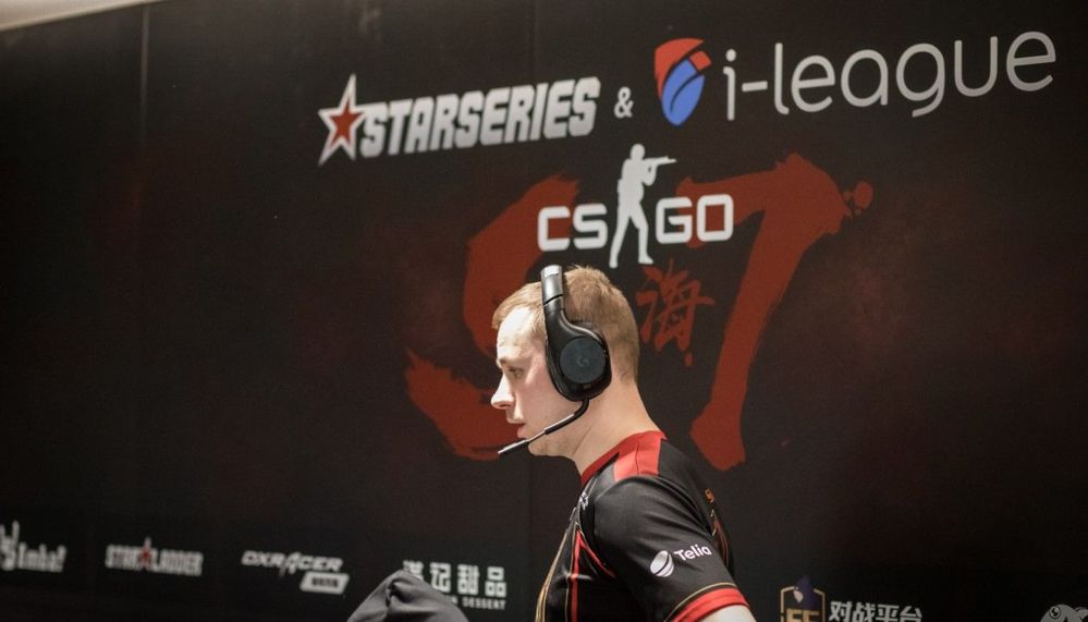 TeliaEsportsFi's tweet photo. Mitä haluaisit kysyä esports-joukkueen koutsaamisesta ENCEn valmentajalta? Kaikkien kysyjien kesken arvotaan kaksi ASUS ENCE Plus -hiirimattoa nimmareiden kera. Osallistu arvontaan Yhteisön puolella linkistä. 👉 https://t.co/IfyEMnuQlZ #esportsfi #skaba #risetothetop https://t.co/v15An9lxZx