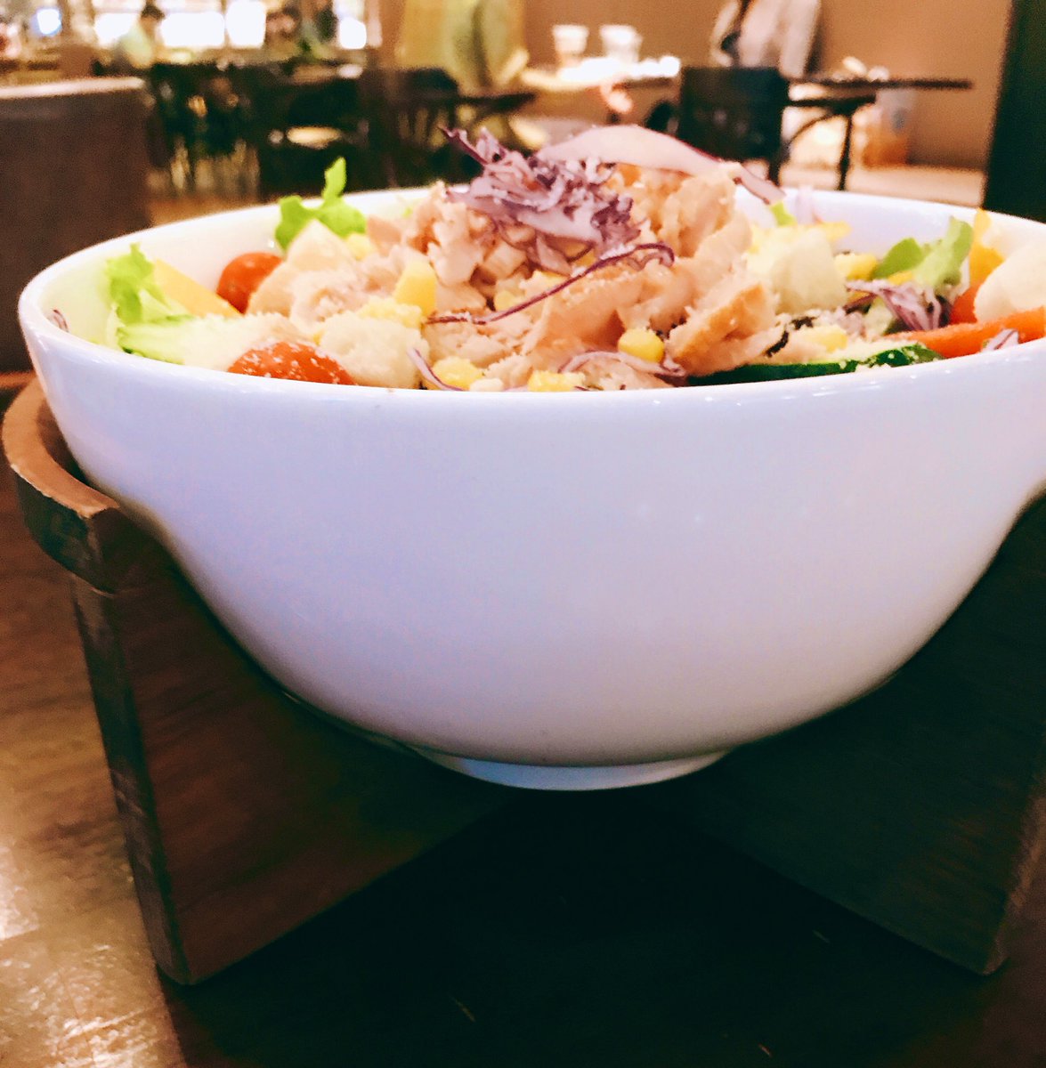 shinomare's tweet photo. 夜カフェごはん🥗
野菜不足に陥っていたので
チキンサラダをチョイス。
半端ない量のサラダが出てきた。。
飲み物はスパークリングウォーター
瓶がおしゃれ。
2つで1000円程度(日本と変わらない)
電源ありで助かる
24時まで営業
#5〜6人前程度のボリューム感
#圧倒的ボリューム感
#女子力
#CAFFAINA https://t.co/8RV3mReTWp